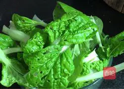 Illustration of how to make mushroom and poached egg noodle soup 2