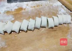 Illustration of how to make scallion and ham rolls 8