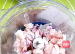 Illustration of how to make fried pork stuffed buns 1