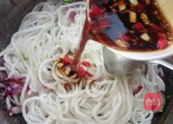 Illustration of how to make fried QQ noodles 10