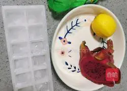 Illustration of how to make dragon fruit sprite ice drink 1