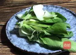 Illustration of making black fungus and egg noodle soup 3