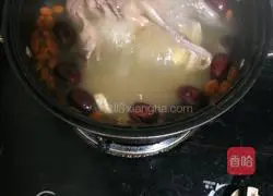 Illustration of how to make red dates, wolfberry and pigeon soup 8