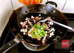 Illustration of how to make fried steamed buns with pepper and eggs 8