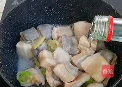 Illustration of how to make grouper tofu soup 3