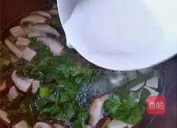 Illustration of how to make mushroom and tofu soup 8