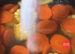 Cantonese style carrot and corn fan bone soup recipe illustration 6