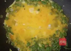 Illustration of how to make fried eggs with green pepper 6