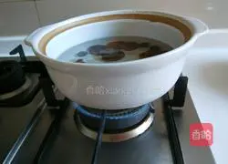 Illustration of how to make rock sugar, dried apricot and longan tea 6