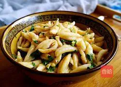 Illustration of how to pour oil on scissor noodles 11