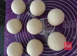 Illustration of how to make flower buns 7