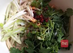 Illustration of how to make cold shredded chicken 4