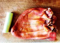 Illustration of how to make red oil ear silk 1