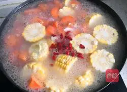 Illustration of how to make carrot, corn, yam and pork ribs soup 12
