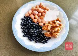 Illustration of how to make black bean, walnut and peanut drink 1