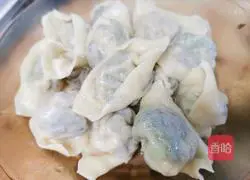 Illustration of how to make wontons with vegetarian filling (first show) 9