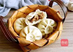 Illustration of how to make pork and lotus root buns 16