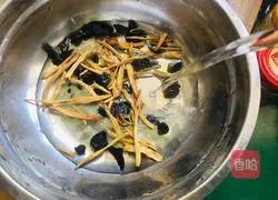 Illustration of how to make spicy and sour shredded pork soup 1