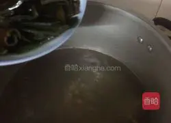 Illustration of how to make pork ribs and kelp soup 7