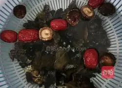 Illustration of how to make black fungus and chicken soup 1