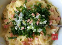 Illustration of how to make pan-fried potato pancakes 4