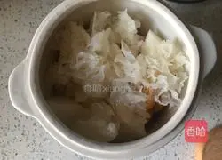 Illustration of how to make loquat, kumquat, snow pear and tremella soup 5