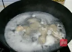 Illustration of how to make pork ribs and winter melon soup 2