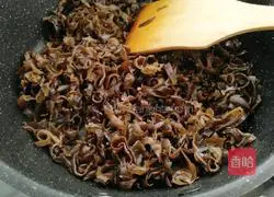 Illustration of how to make fungus and cabbage pancakes 8