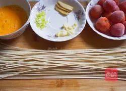 Illustration of how to make tomato and egg noodles 1