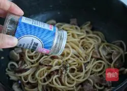 Fried black pepper, mushrooms and bacon Illustration of making noodles 11