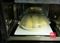 Illustration of cooking corn in microwave oven 3