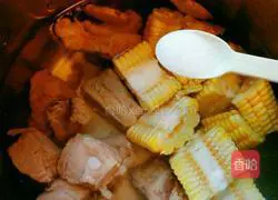 Illustration of how to make pork ribs and corn soup 4