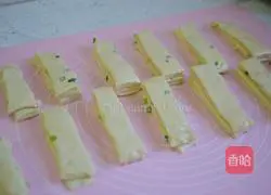 Small green onion Illustration of how to make fried dough sticks 5