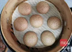 Illustration of how to make black whole wheat steamed buns 10