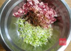  Illustration of how to make mutton and dried radish xiaolongbao 6