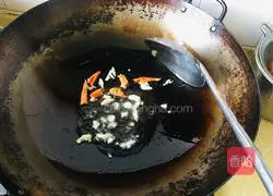 Illustration of how to make Cantonese preserved vegetables and fried dried sea rice 2