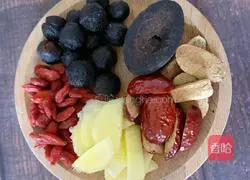 Illustration of how to make red dates, longan and wolfberry soup 2