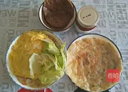 Illustration of how to make steak rolls with scallion pancakes 1