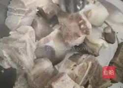 Illustration of how to make pork ribs and corn soup 4