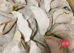 Illustration of how to make steamed dumplings with winter melon and meat stuffing 12