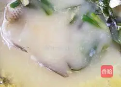 Illustration of how to make pure wild crucian carp soup 5