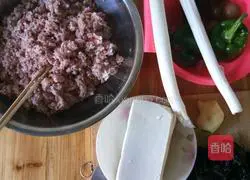 Illustration of how to make dumplings with four fresh fillings 1