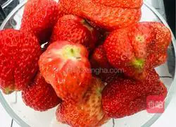 Illustration of how to make strawberry milk 1