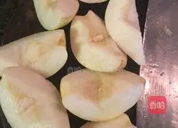 Illustration of how to make Sichuan scallop, sea bottom coconut, rock sugar and snow pear stewed lean pork soup 3