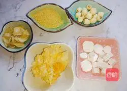 Illustration of how to make lotus seed, yam, tremella, lily and millet paste 1