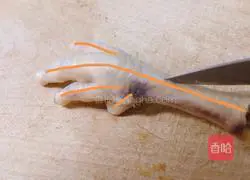 Illustration of how to make boneless spicy and sour chicken feet 7