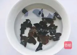 Illustration of how to make luffa and fungus soup 3