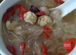 Lily peanuts Tremella lotus seeds Illustration of how to make soup 6