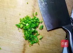 Illustration of how to cook cold preserved eggs in three minutes 3