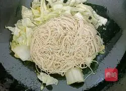 Illustration of how to make fried Yi noodles 8